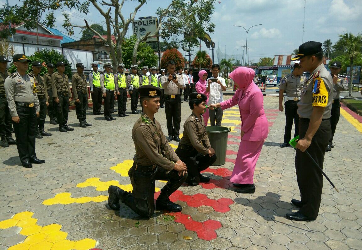Bintara Remaja Polki Polres Rohul Jalani Tradisi Pembaretan