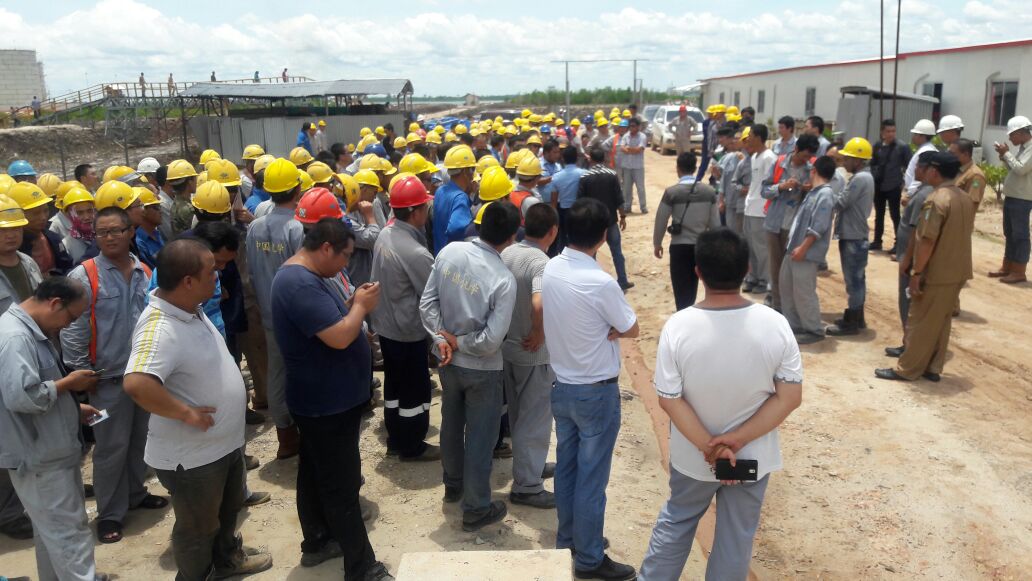 pemeriksaan-tenaga-kerja-asing-di-dumai_20160906_134748.jpg