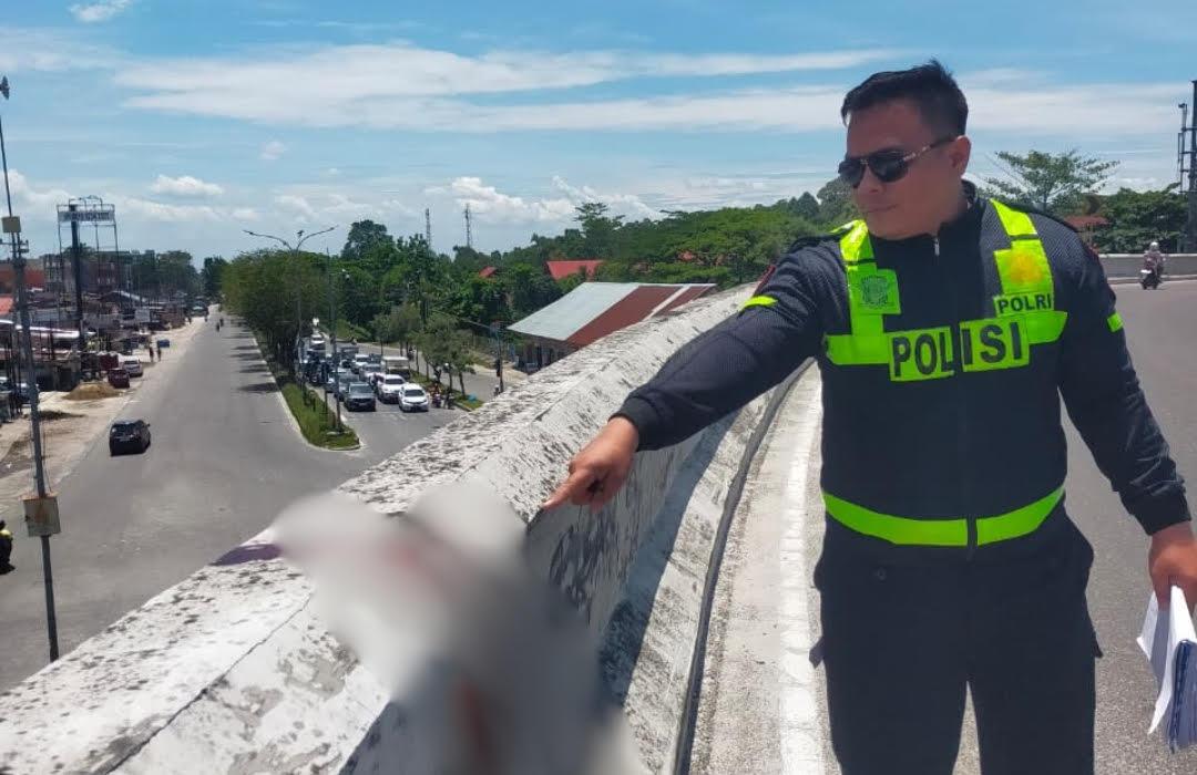Kronologi Pemotor Wanita Jatuh dari Flyover Pasar Pagi Arengka, Kecepatan Tinggi