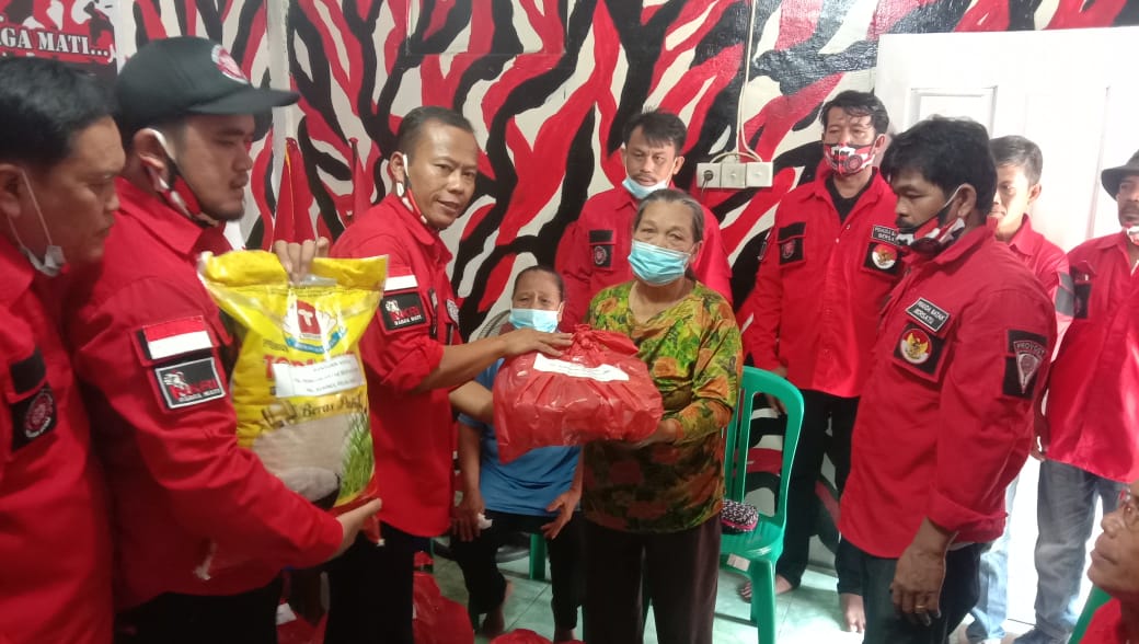 Bantu Warga Terdampak Covid-19 Sambut Nataru, PBB Pangkalan Kerinci Salurkan 100 Paket Sembako