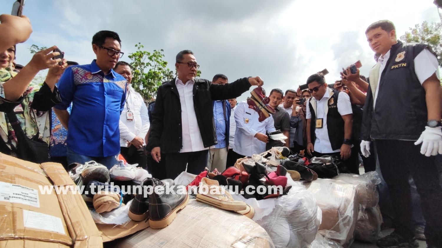 pemusnahan-pakaian-bekas-impor-ilegal-di-pekanbaru-2.jpg<pf>pemusnahan-pakaian-bekas-impor-ilegal-di-pekanbaru-1.jpg<pf>pemusnahan-pakaian-bekas-impor-ilegal-di-pekanbaru.jpg