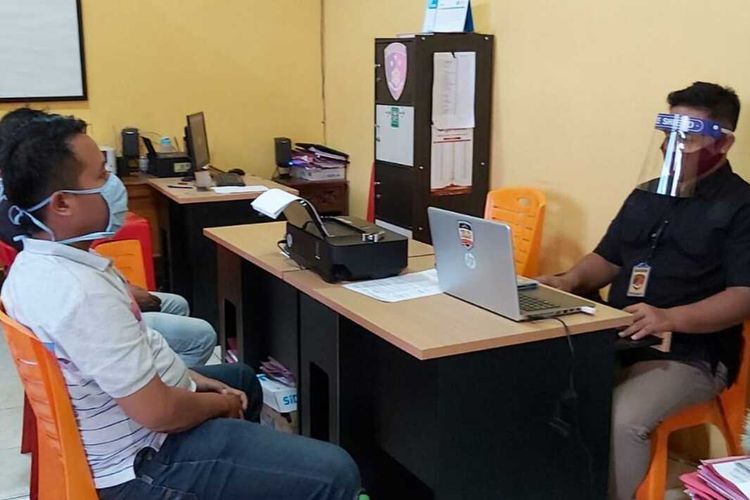 Panik Lantaran Tak Bermasker, Pemuda Ini Nekat Terobos Razia Masker dan Tabrak Petugas