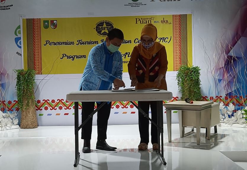 penandatanganan-kerjasama-oleh-ketua-asita-riau-dan-ketua-puan-aspekraf.jpg