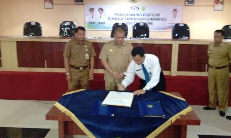 penandatanganan-pakta-integritas-di-pemkab-inhu_20180529_085356.jpg