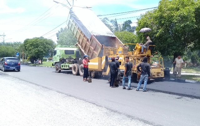 pengerjaan-overlay-jalan-ssk-dumai_20171017_190653.jpg