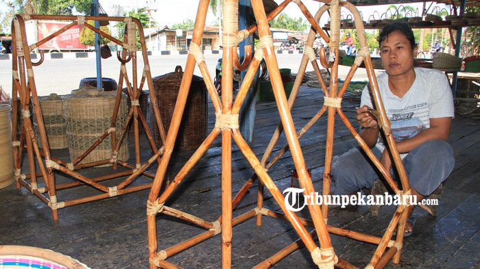pengrajin-rotan-sentra-kerajinan-jalan-yos-sudarso_20180628_181535.jpg<pf>pengrajin-rotan-sentra-kerajinan-jalan-yos-sudarso_20180628_181951.jpg<pf>pengrajin-rotan-sentra-kerajinan-jalan-yos-sudarso_20180628_182114.jpg