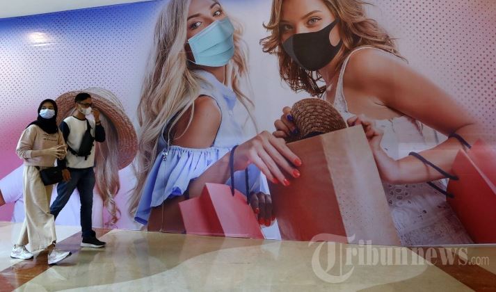 pengunjung-menggunakan-masker-di-salah-satu-pusat-perbelanjaan-di-jakarta.jpg