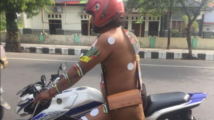 penuhi-nazar-jika-paslonnya-menang-eros-naik-motor-pakai-celana-dalam_20180628_222159.jpg