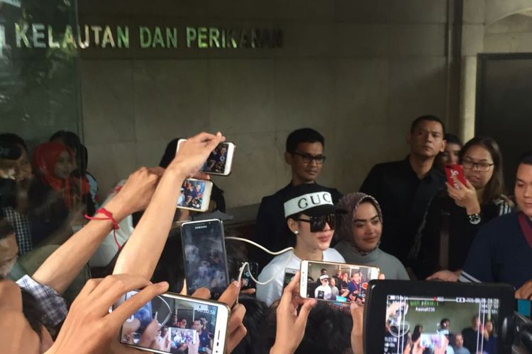 penyanyi-syahrini-diperiksa-oleh-bareskrim-mabes-polri_20170927_154905.jpg