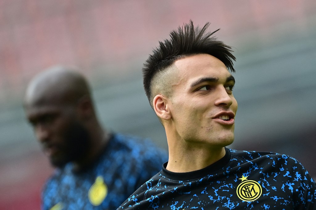 penyerang-inter-milan-asal-argentina-lautaro-martinez-dan-romelu-lukaku-belakang.jpg