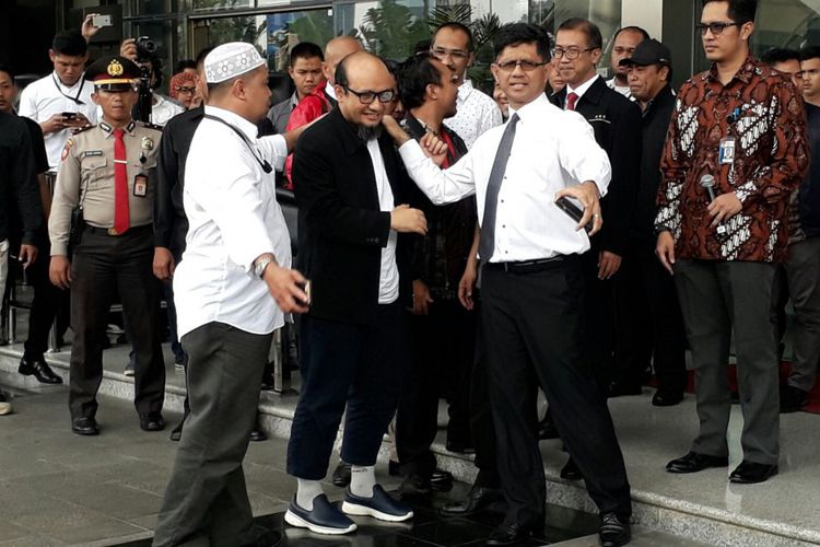 penyidik-kpk-novel-baswedan-tiba-di-gedung-kpk_20180222_142259.jpg