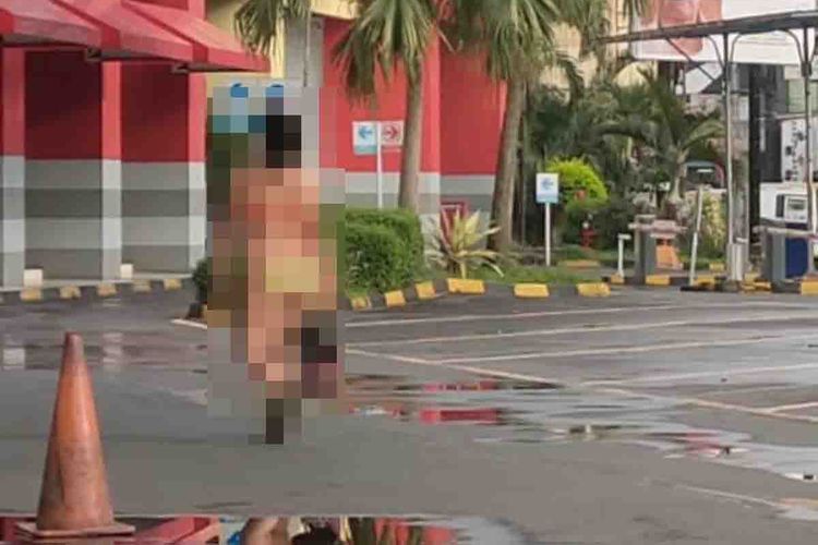 Viral, Video Seorang Wanita Nekat Jalan di Keramaian Nyaris Bugil hanya Kenakan Pakaian Dalam