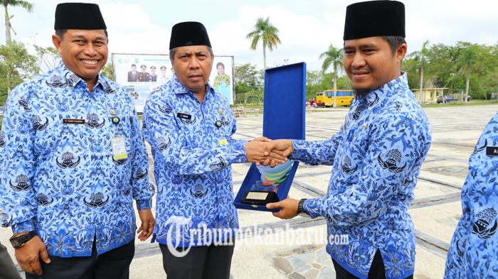 peringatan-hkn-ke-54-pemkab-siak-berikan-ambulance-baru-untuk-puskesmas-dan-rsud.jpg