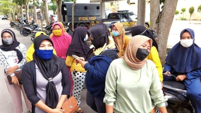 Modus Mencuri Data untuk Pinjaman Online: Hamburkan Uang & Ajak Emak-Emak Joged Pegang KTP