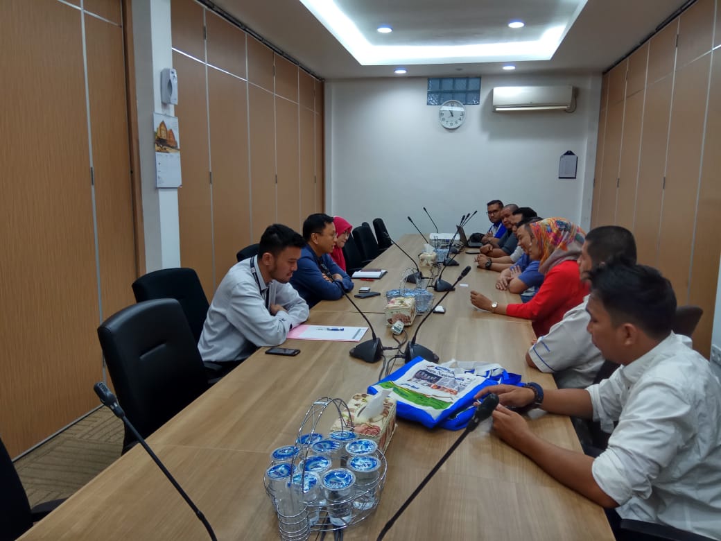 perkuat-sinergi-manajemen-tribun-pekanbaru-silaturahmi-ke-kantor-ojk-riau_20181017_113306.jpg