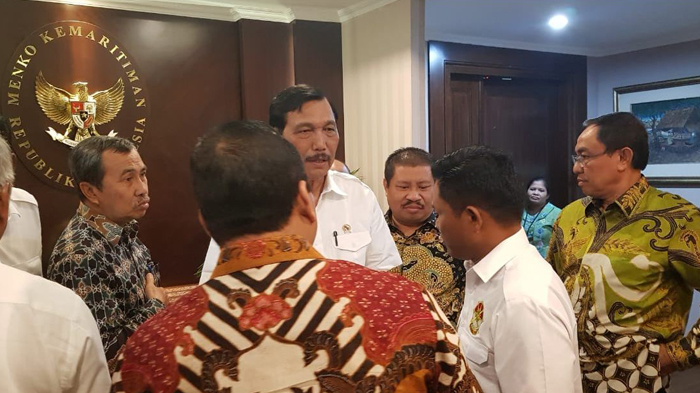 pertemuan-kepala-daerah-se-riau_20181016_225649.jpg