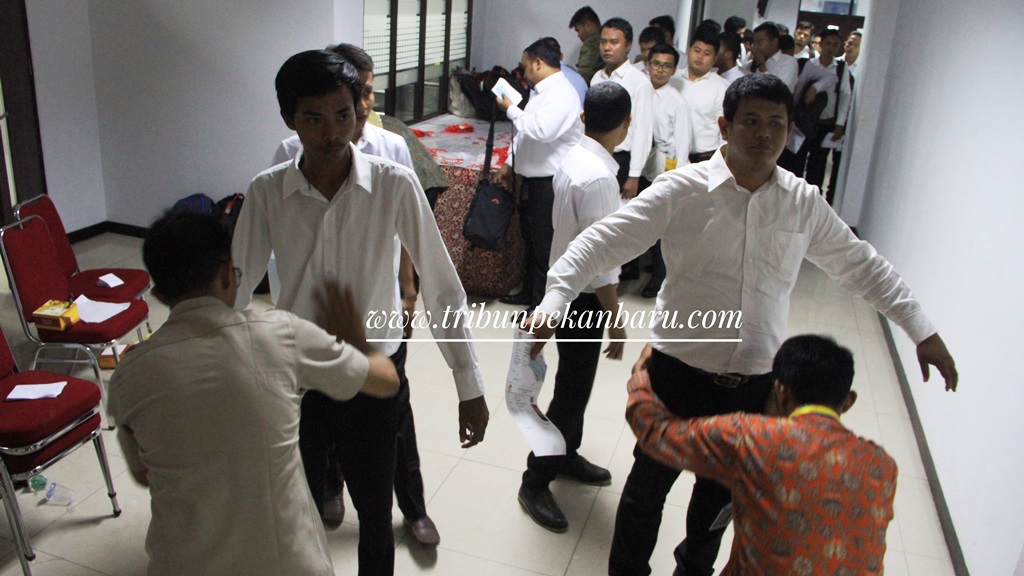 peserta-tes-cpns-kemenkumham-kanwil-riau_20170911_122048.jpg