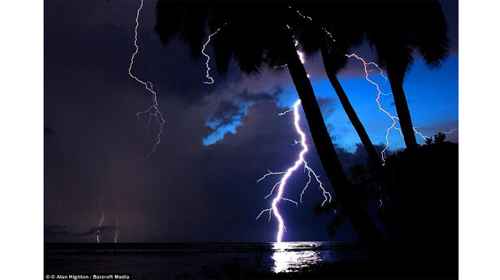 petir_catatumbo_terbanyak_dunia_20150814_154701.jpg