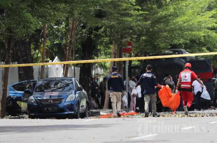 petugas-kepolisian-melakukan-olah-tkp-ledakan-di-gereja-katedral-makassar.jpg