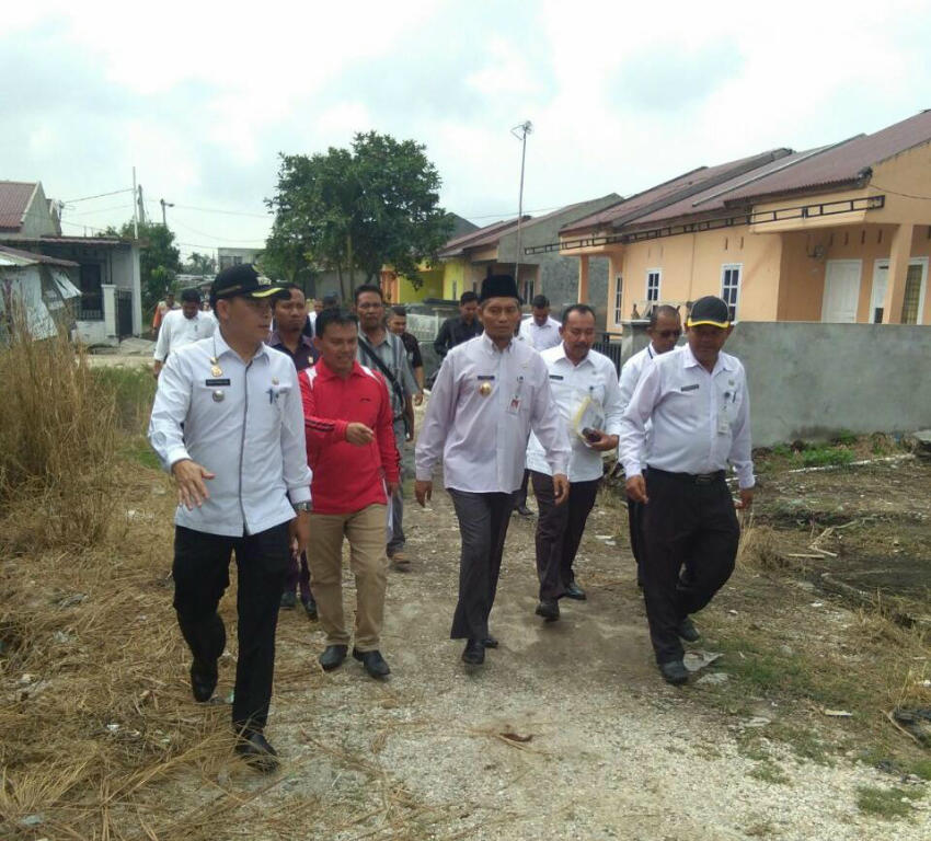 plt-walikota-ayat-cahyadi-tinjau-kawasan-banjir-di-tampan_20180221_135141.jpg