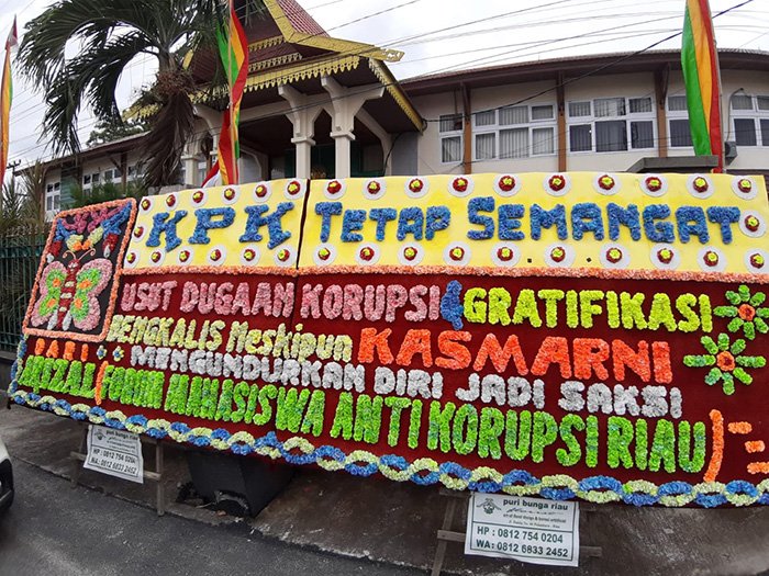 Tanda Cinta dari Warga, Papan Bunga Beri Semangat Usut Dugaan Gratifikasi Bengkalis,Apa Tulisannya?