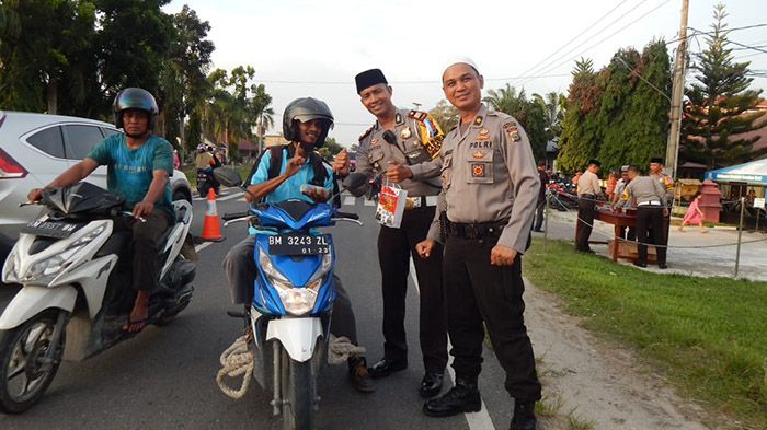 Pengendara yang Tertib Berlalulintas Diberikan Takjil Berbuka Puasa oleh Polres Kampar Riau