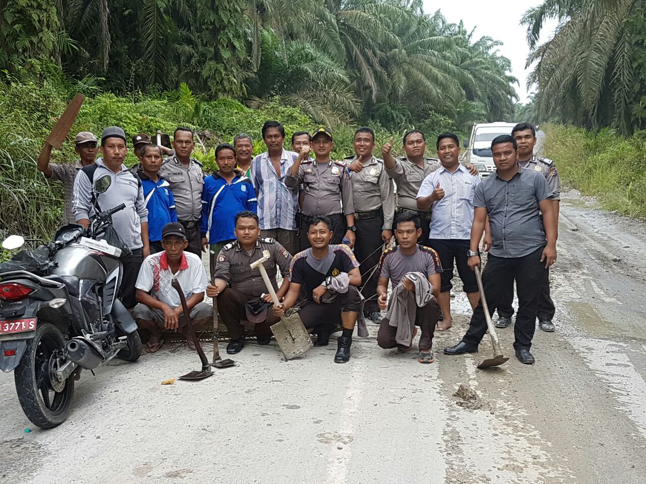 polsek-kerinci-kanan-gotong-royong-bersama-masyarakat_20161129_154601.jpg