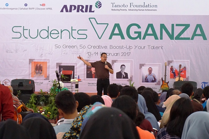 prof-rhenald-kasali-phd-memberikan-motivasi-kepada-generasi-muda-di-students-vaganza-2017_20170214_160411.jpg