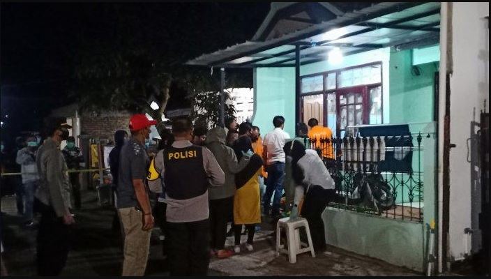 proses-penggeledahan-yang-dilakukan-polisi-di-sebuah-rumah-di-banjaran.jpg