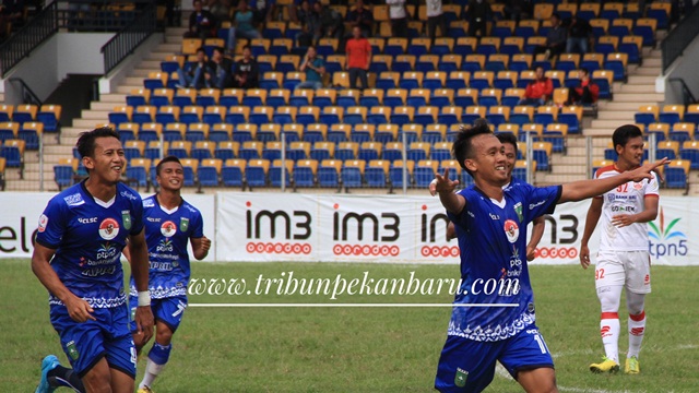 psps-saat-menjamu-persis-solo_20170920_160725.jpg