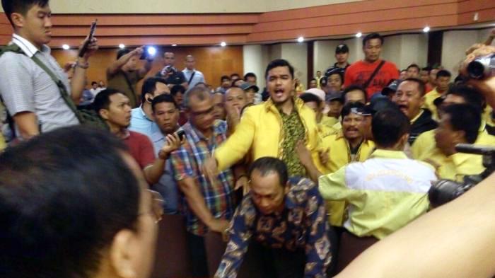 rapat-golkar-di-medan-rusuh_20150411_151353.jpg