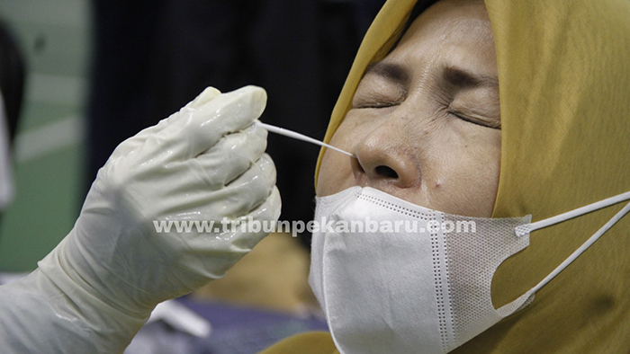 Foto : Jelang Kunjungan Jokowi ke Riau, Calon Penerima Vaksin Jalani Rapid Tes Antigen - rapid-jelang-jkw-ke-riau.jpg