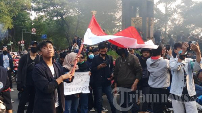ratusan-mahasiswa-dari-sejumlah-perguruan-tinggi-di-kota-tangerang-rabu-7102020.jpg