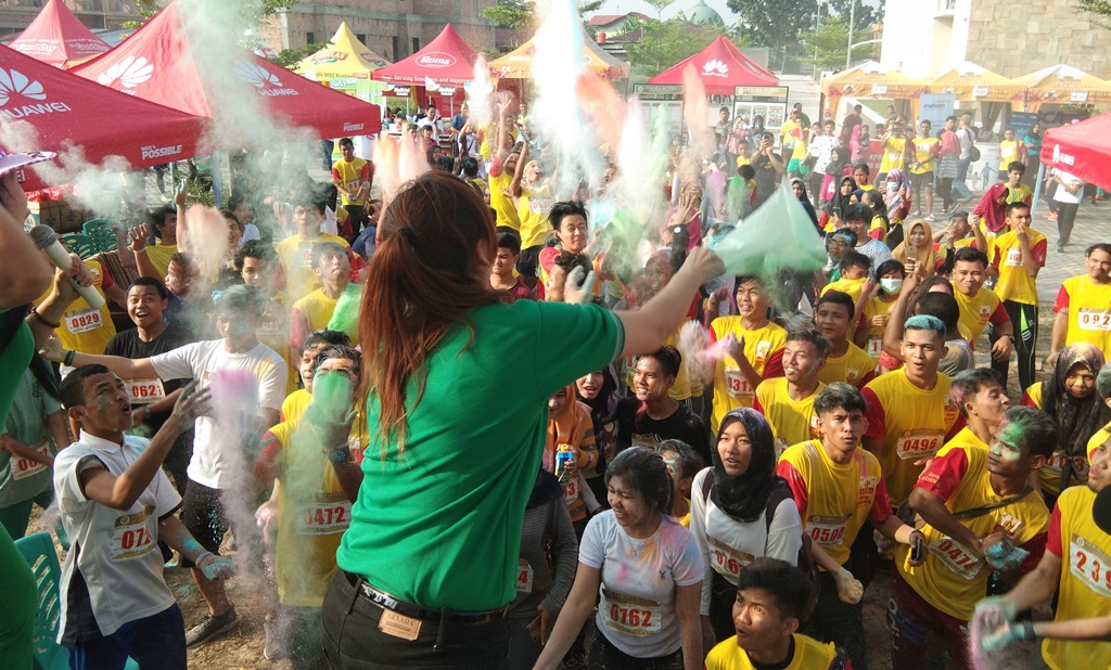 ratusan-orang-ikuti-colour-run-di-cemara-suites-arengka_20180812_092247.jpg