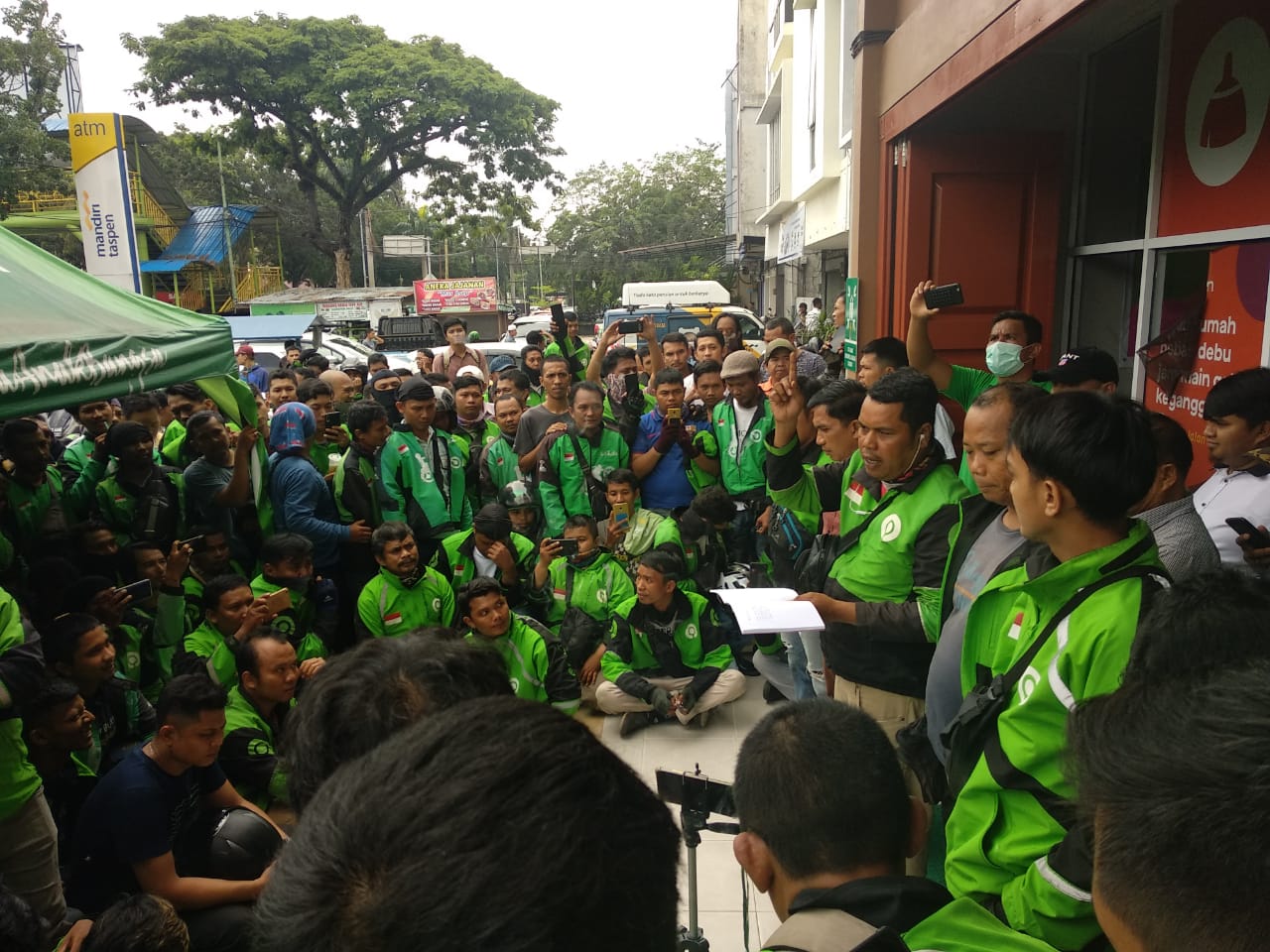 ratusan_driver_geruduk_kantor_gojek_pekanbaru_ini_tuntutannya.jpg