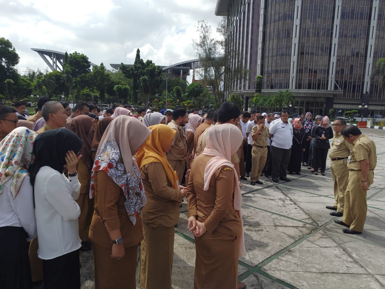 Tidak Hadir Saat Apel Pagi, Ratusan Pegawai Dijemur di Halaman Kantor Gubri
