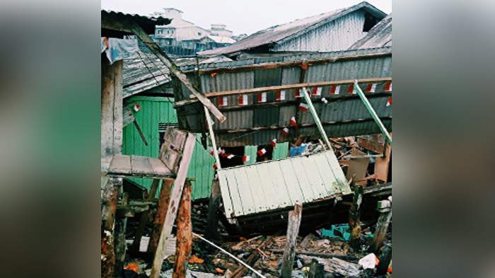 rumah-amblas-longsor-tanah-merah-tembilahan_20180811_164011.jpg