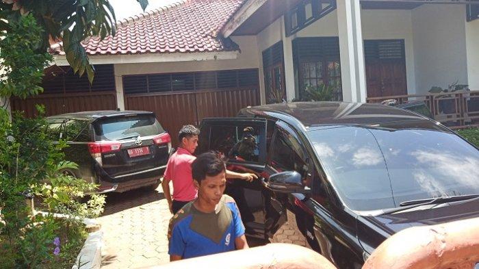 rumah-bupati-solok-selatan-muzni-zakari-didatangi-kpk.jpg