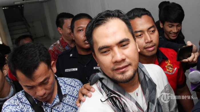 saipul-jamil-digiring-petugas-usai-menjalani-pemeriksaan_20160220_092701.jpg