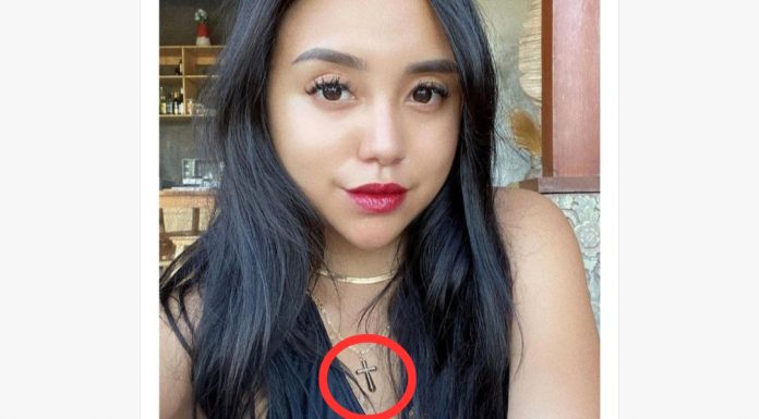 salmafina-sunan-pamer-kalung-salib.jpg