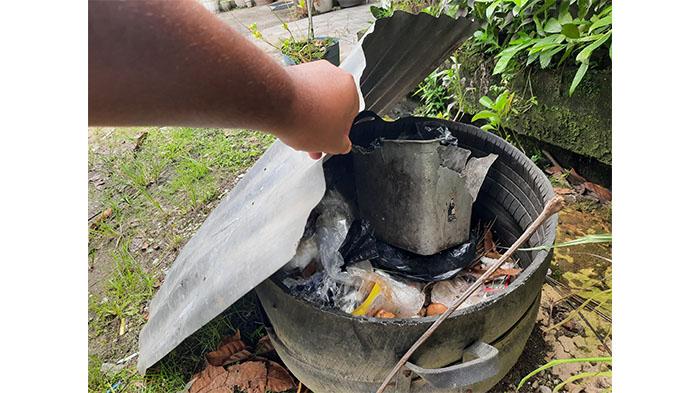 sampah-di-depan-rumah-warga-Kelurahan-Sidomulyo-Barat.jpg
