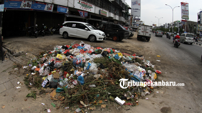 sampah-menumpuk-di-pinggir-jalan-tuanku-tambusai_20180821_155032.jpg