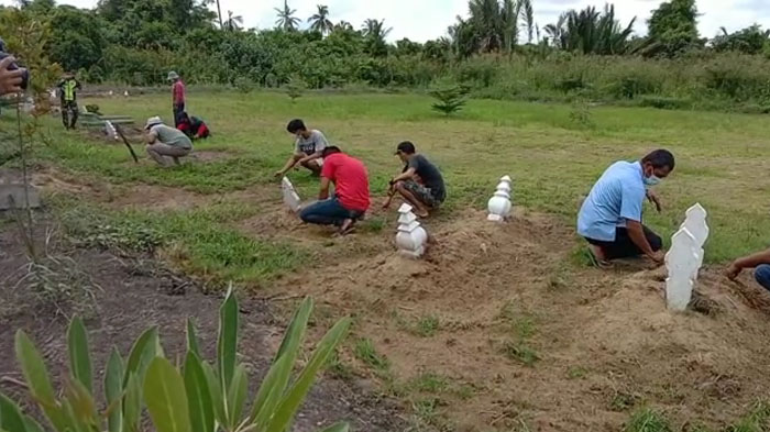 satgas-covid-19-inhil-mulai-terapkan-sanksi-sosial-bersihkan-kuburan-pasien-corona.jpg