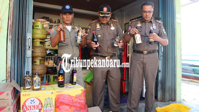 Satpol PP Siak Sita 204 Botol Miras Ilegal di Sungai Apit