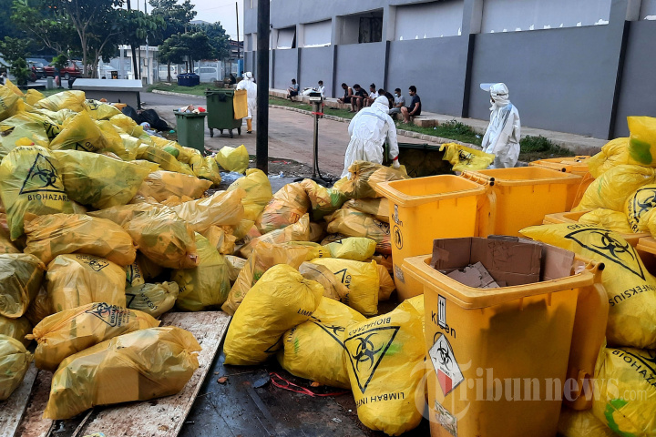 sejumlah-petugas-berpakaian-apd-lengkap-tiap-hari-mengumpulkan-limbah-covid-19.jpg