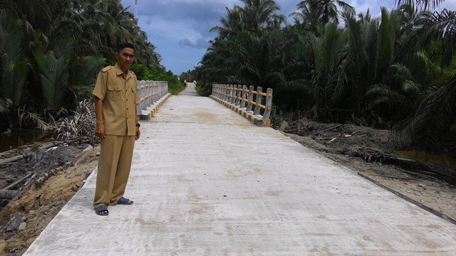 sekdes-sungai-nyiur-memperlihatkan-pembangunan-jembatan-beton_20161207_003629.jpg