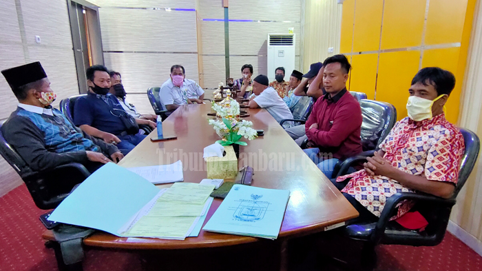 Sekelompok Orang Serobot Kebun Kelapa Sawit Warga Ukui Pelalawan, Warga Mengadu ke DPRD Pelalawan