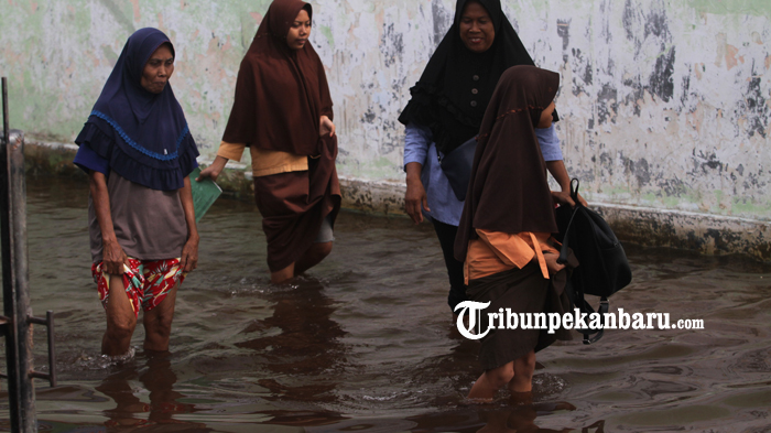 FOTO-FOTO Murid Sekolah Lewati Banjir yang Menggenangi Halaman SD/MI Miftahuddin Pekanbaru - sekolah-banjir2.jpg