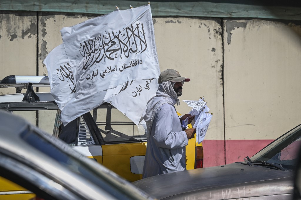 seorang-pedagang-keliling-membawa-bendera-taliban.jpg