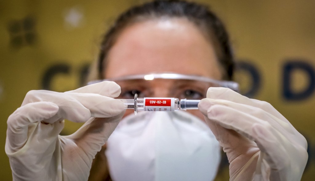 seorang-perawat-menunjukkan-vaksin-covid-19-sinovac-biotech.jpg